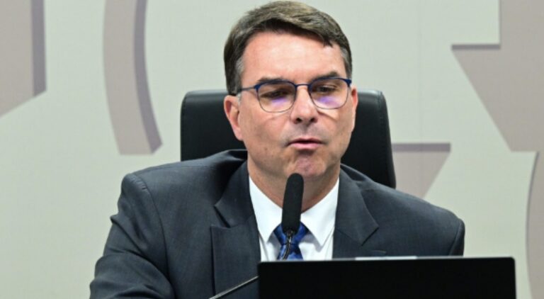 Senador Flávio Bolsonaro assina CPI para investigar ministros do STF