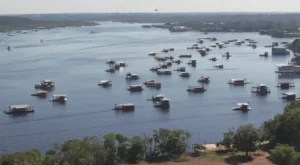 Justiça suspende retirada de flutuantes no Tarumã, garante diálogo.