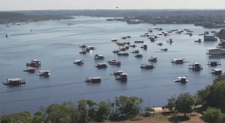 Justiça suspende retirada de flutuantes no Tarumã, garante diálogo.
