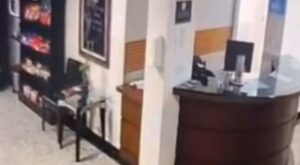 Recepcionista é atacada com socos e chutes após recusar beijo