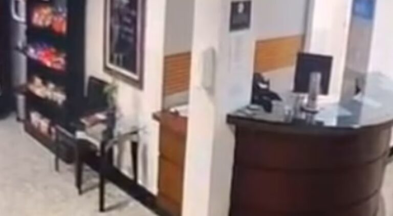 Recepcionista é atacada com socos e chutes após recusar beijo