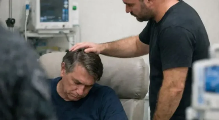 Carlos diz que Bolsonaro está “apagado” e em tratamento urgente