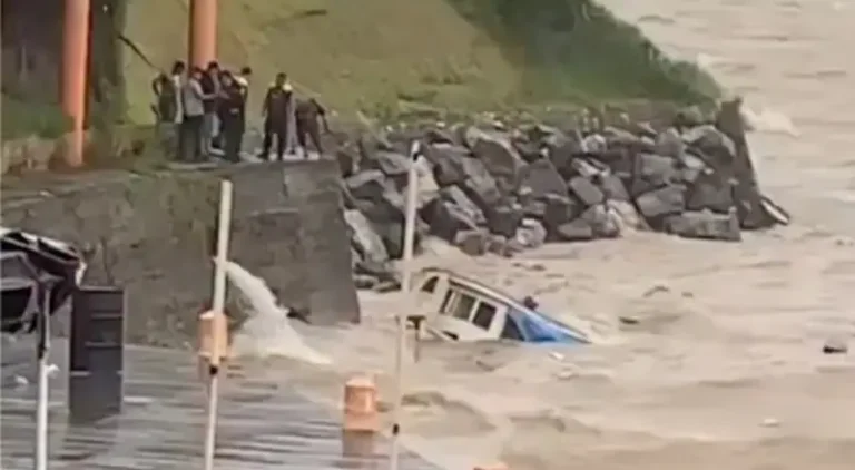 Barco lotado de passageiros para o lançamento do Festival afunda