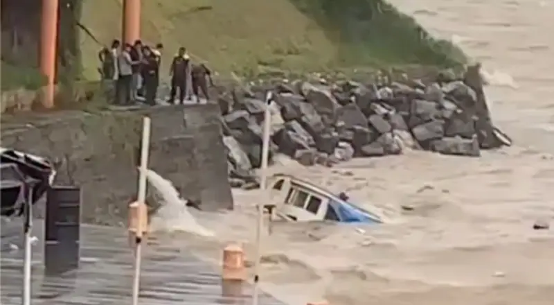Barco lotado de passageiros para o lançamento do Festival afunda