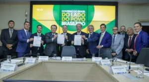 Eduardo Braga celebra anúncio de edital para asfaltamento da BR-319
