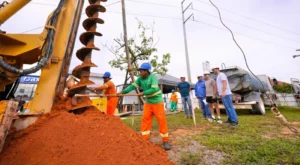 Prefeito David Almeida fiscaliza obras do quarto complexo viário