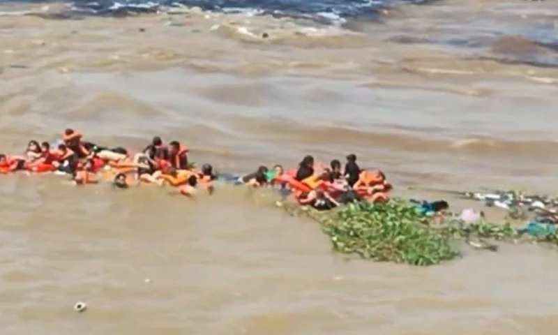 Cinco pessoas continuam desaparecidas um mês após naufrágio trágico