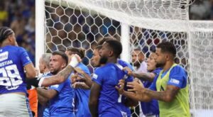 Briga generalizada em campo marca final do Campeonato Mineiro