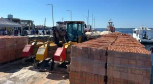 Prefeito David Almeida entrega materiais para escolas na zona rural