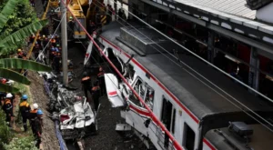 Colisão entre trens deixa 14 mortos e 84 feridos na Indonésia