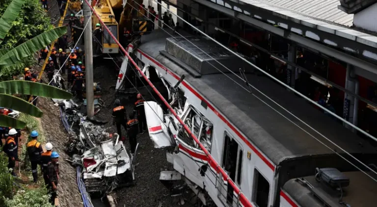 Colisão entre trens deixa 14 mortos e 84 feridos na Indonésia