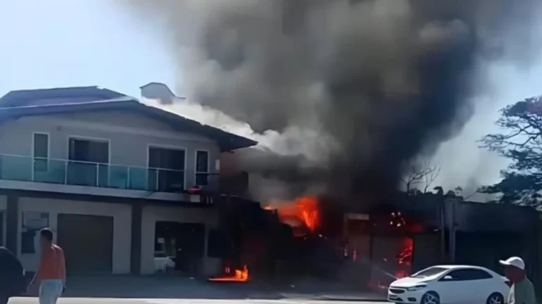 Vídeo registra momento em que avião de pequeno porte cai no RS