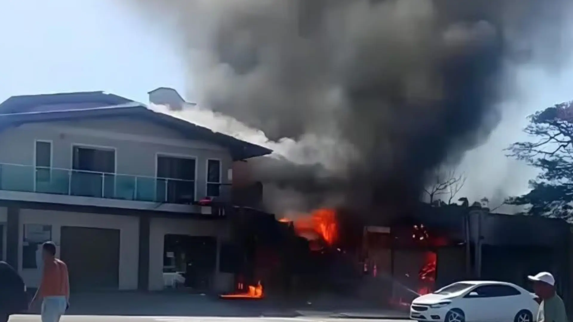 Vídeo registra momento em que avião de pequeno porte cai no RS