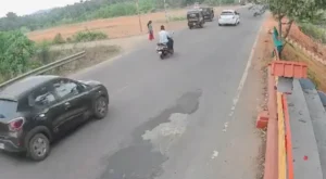 Mulher tenta atravessar estrada movimentada e sofre acidente grave