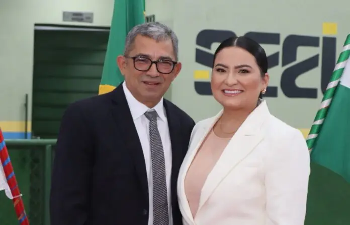 TCE-AM multa Augusto Ferraz e Luana Ferraz por irregularidades