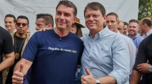 Na Agrishow em SP, Tarcísio apoia Flávio Bolsonaro como líder