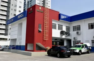 Homem é preso acusado de estuprar enteada em Manaus e enfrenta justiça