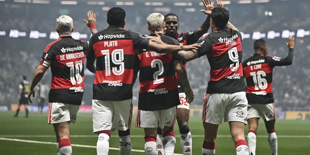 Flamengo goleia Atlético-MG fora de casa e garante liderança no Brasileirão