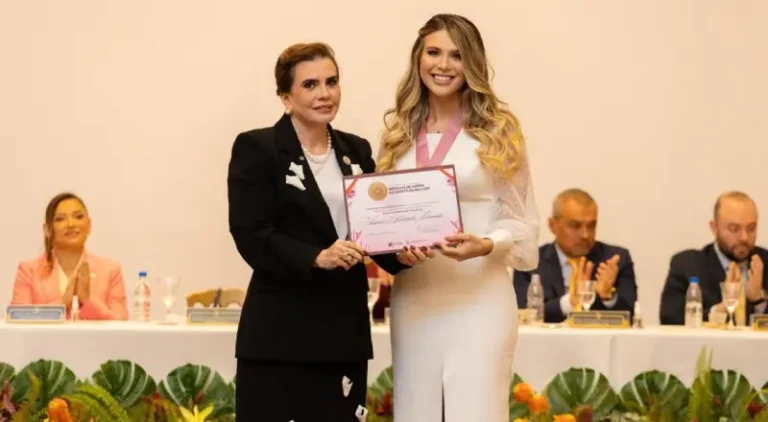 Izabelle Fontenelle recebe Medalha de Honra ao Mérito à Mulher