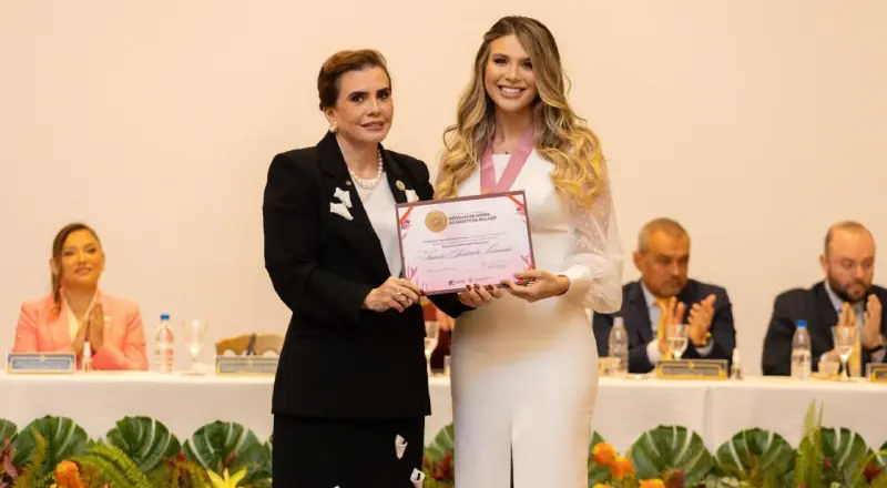 Izabelle Fontenelle recebe Medalha de Honra ao Mérito à Mulher