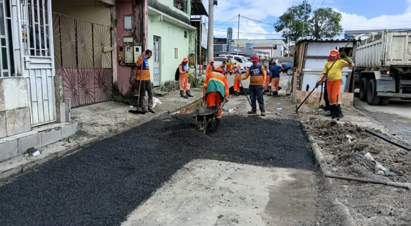 Prefeitura de Manaus trabalha na recuperação asfáltica da avenida 2000