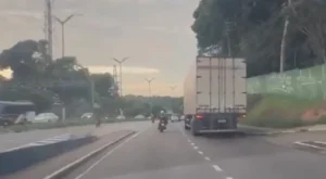 Motoqueiro é esmagado por caminhão na Bola do Coroado: vídeo chamar atenção