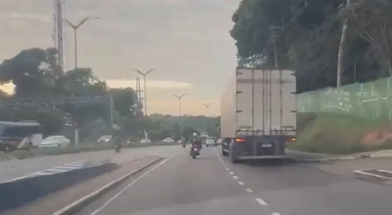 Motoqueiro é esmagado por caminhão na Bola do Coroado: vídeo chamar atenção