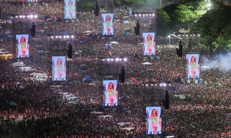 Mais de 2 milhões de pessoas assistem ao show de Shakira em Copacabana