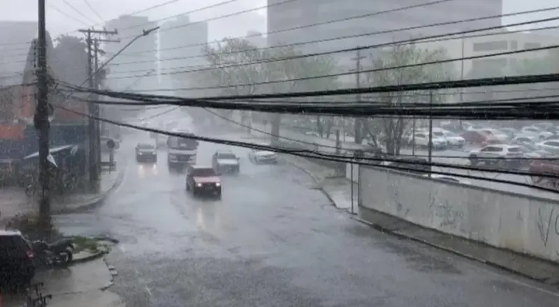 Chuva intensa coloca Manaus em alerta para alagamentos imediatos