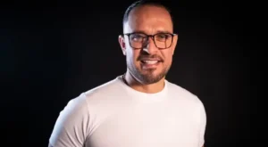Diogo Nogueira é internado e cancela shows por perda de voz
