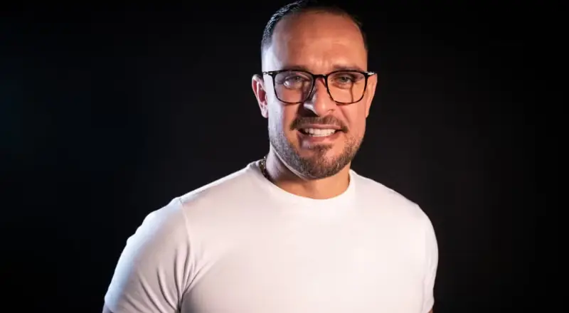 Diogo Nogueira é internado e cancela shows por perda de voz