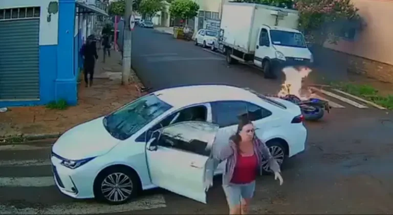 Moto explode após motoqueiro ser arremessado em acidente grave