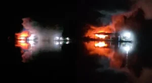 Incêndio destrói flutuante na bacia do Tarumã-Açu, em Manaus