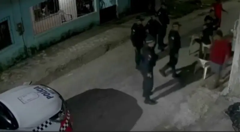 Timing perfeito: polícia chega enquanto música cita PM