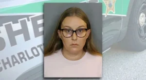 Professora da Flórida é presa por relações com alunos adolescentes