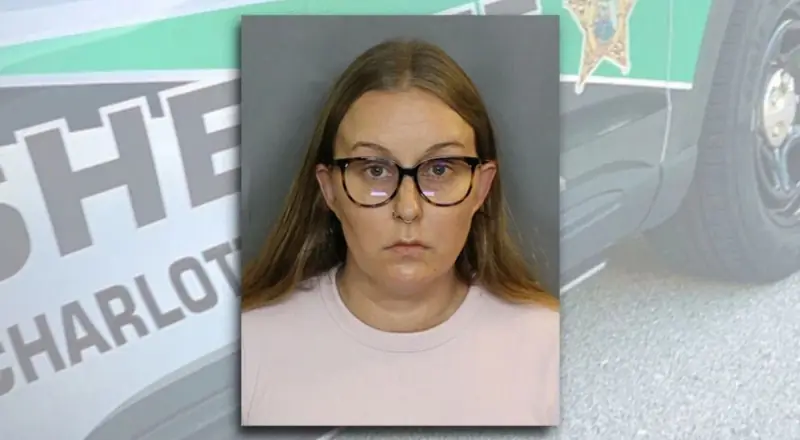 Professora da Flórida é presa por relações com alunos adolescentes