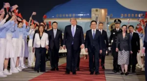 Vídeo de Trump sendo recebido na China ao som de Y.M.C.A é falso.