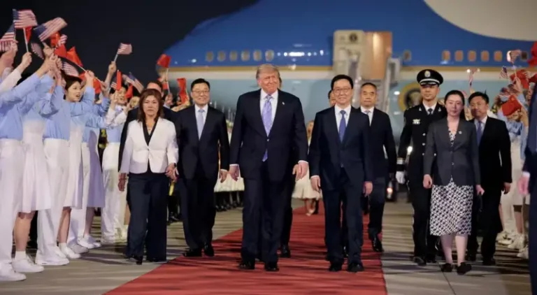 Vídeo de Trump sendo recebido na China ao som de Y.M.C.A é falso.