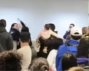 Barraco no aeroporto: passageira agride funcionárias da Latam