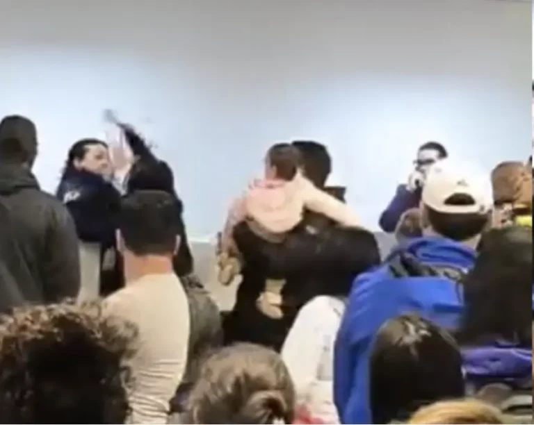 Barraco no aeroporto: passageira agride funcionárias da Latam