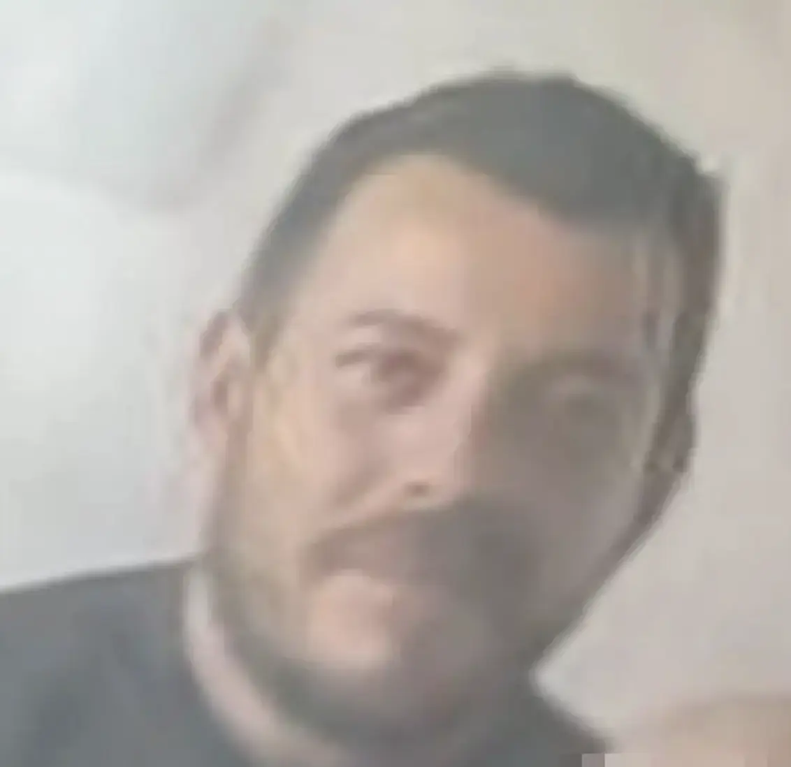 Homem preso após usar imagem de IA para fraudar doações