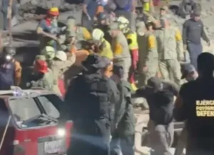 Criança sobrevive a terremoto e aguarda mãe nos escombros