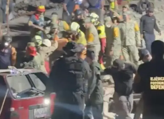 Criança sobrevive a terremoto e aguarda mãe nos escombros