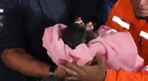Bebê de 18 dias é resgatado após 32 horas sob escombros