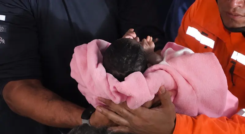 Bebê de 18 dias é resgatado após 32 horas sob escombros