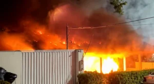 Desespero e correria: incêndio devasta casa em Manaus