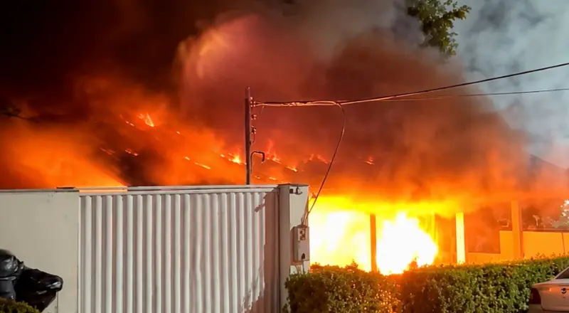 Desespero e correria: incêndio devasta casa em Manaus