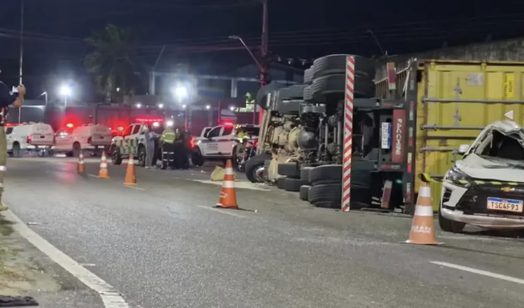 Carreta continua tombada e interdita avenida das Torres até noite