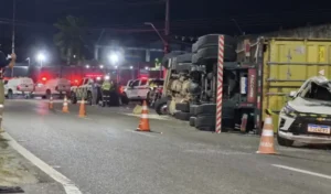 Carreta continua tombada e interdita avenida das Torres até noite