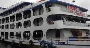 Redemoinho durante temporal causa pânico e encalha embarcação